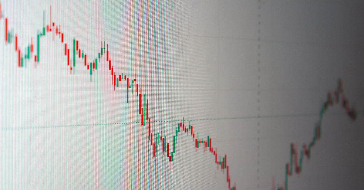 Diagram of head and shoulders trading pattern showing peaks and neckline